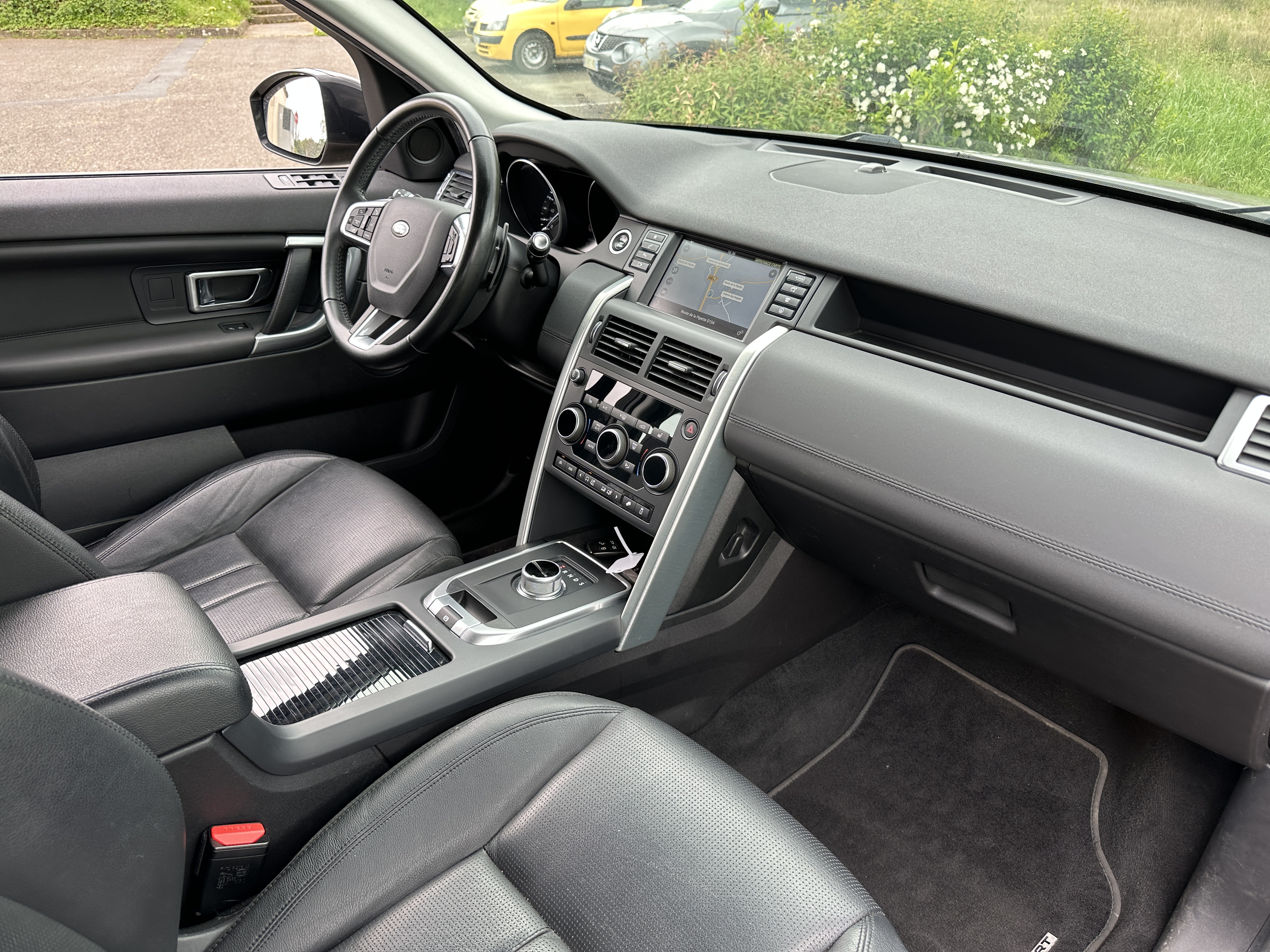 Photo 6 sur 12 du véhicule LAND ROVER Discovery TD4 180 cv sport 2016