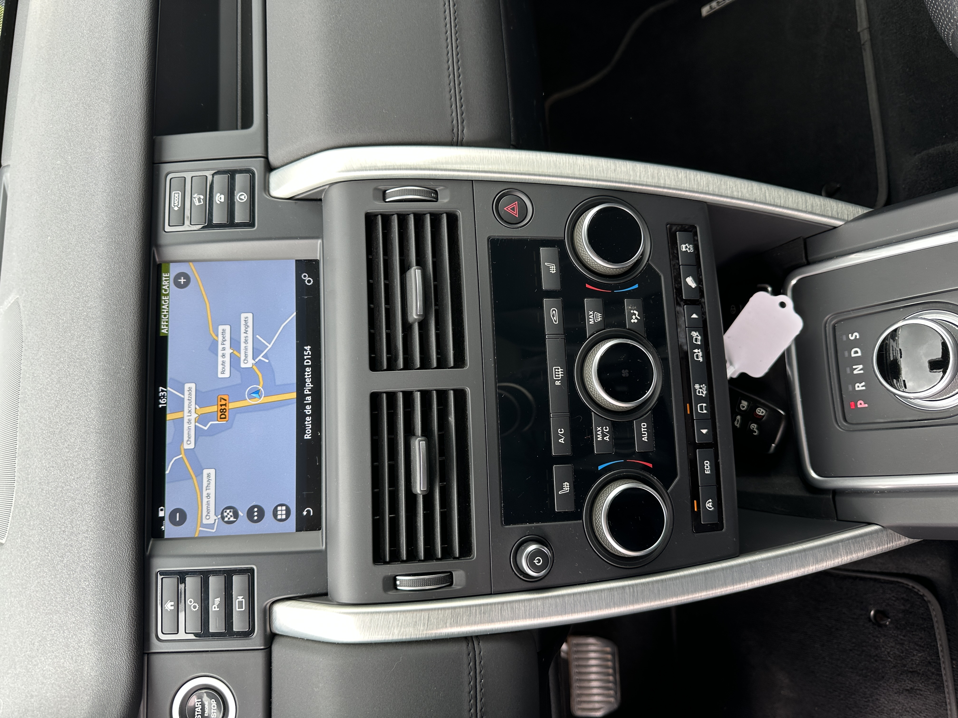 Photo 9 sur 12 du véhicule LAND ROVER Discovery TD4 180 cv sport 2016